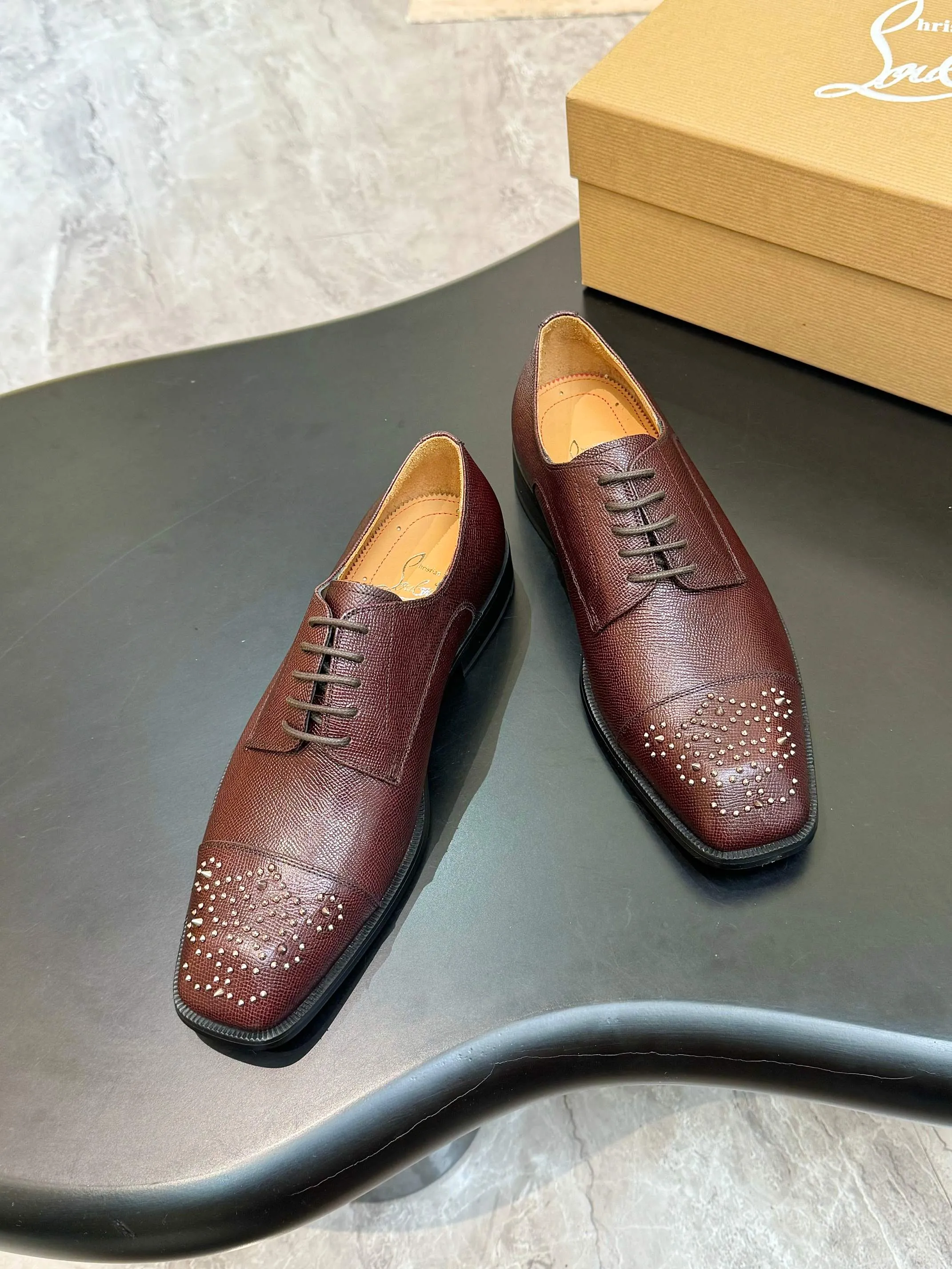 [CL red sole shoes] Top P: 1020💰 Size 39-44 (⚠️38.45.46.47 custom-made, non-returnable and non-exchangeable) 🆑High-end men's business formal leather shoes, original authentic top quality goods ••✅💯 Top original order purchasing agent! Original imported patterned cowhide ➕Imported cowhide lining ➕Cowhide feet ➕Original leather outsole~🉑️Feel free to compare the authentic ones!